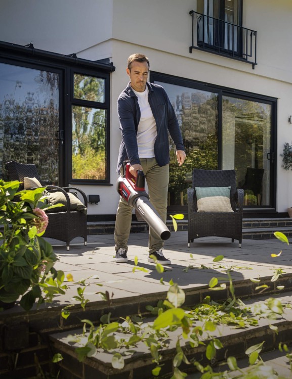 hhb36bxb-leaf-blower-product-page-hero-mobile-1600x2080-v2